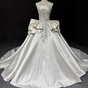 Luxurious Cream Off-Shoulder Wedding Dress